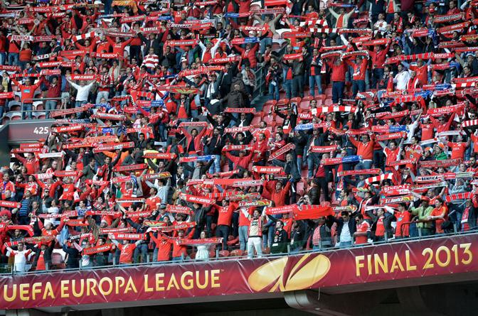 La spettacolare sciarpata dei tifosi del Benfica. LaPresse